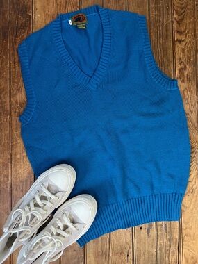 Vintage men’s Boston Traders Royal Blue V-Neck Knit Sweater Vest size medium